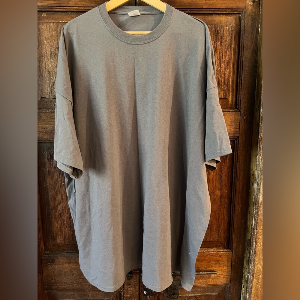 Port & Company Men's Short Sleeve Tee in Gray/ size 6XL - Picture 3 of 8